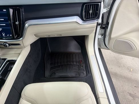 Used 2020 Volvo V60 T5 Cross Country image 18