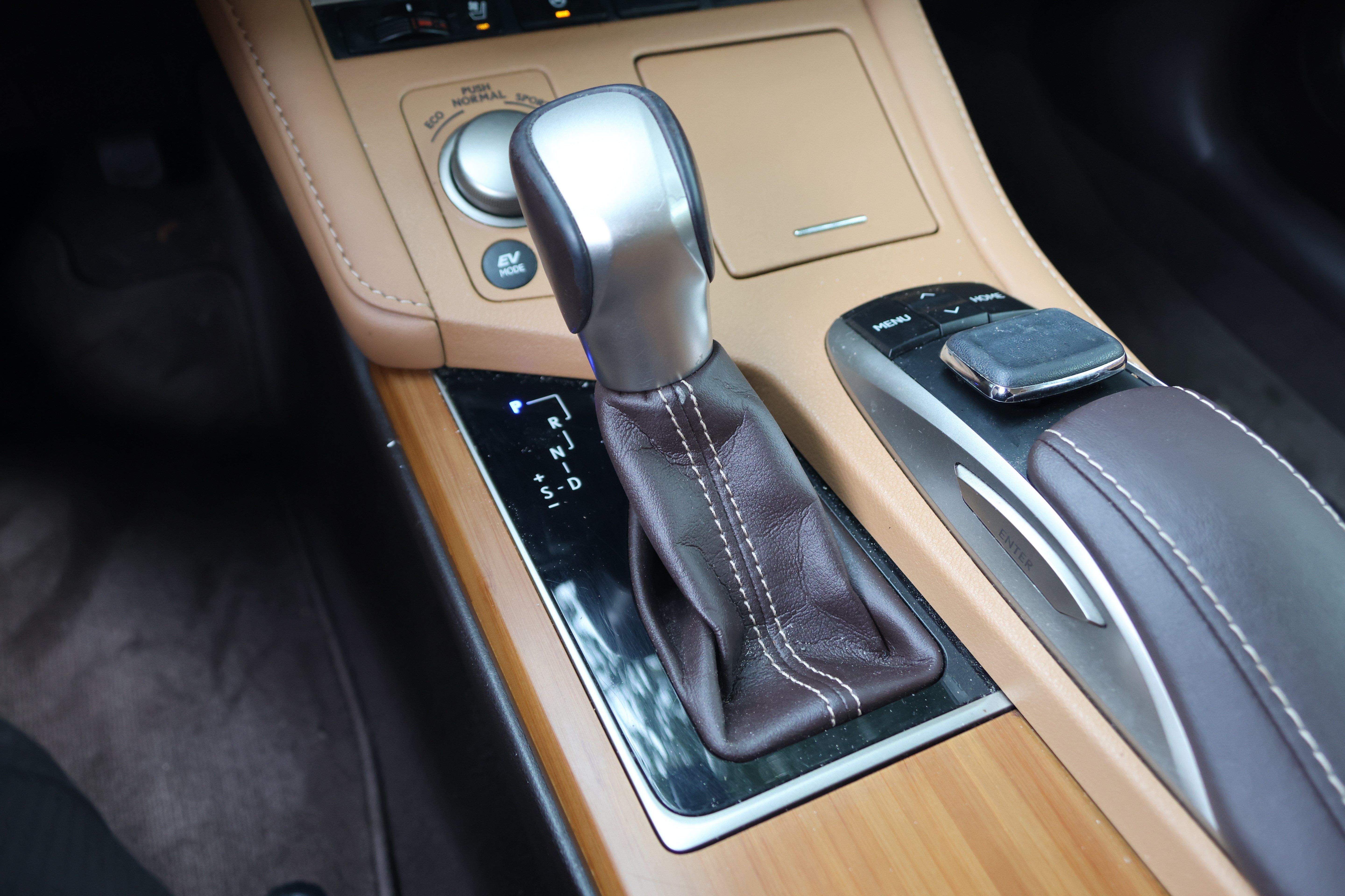 Used 2016 Lexus ES 300h w/ Luxury Package w/Wood Trim FWD image 31