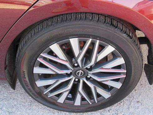Used 2024 Nissan Altima 2.5 SV FWD image 13