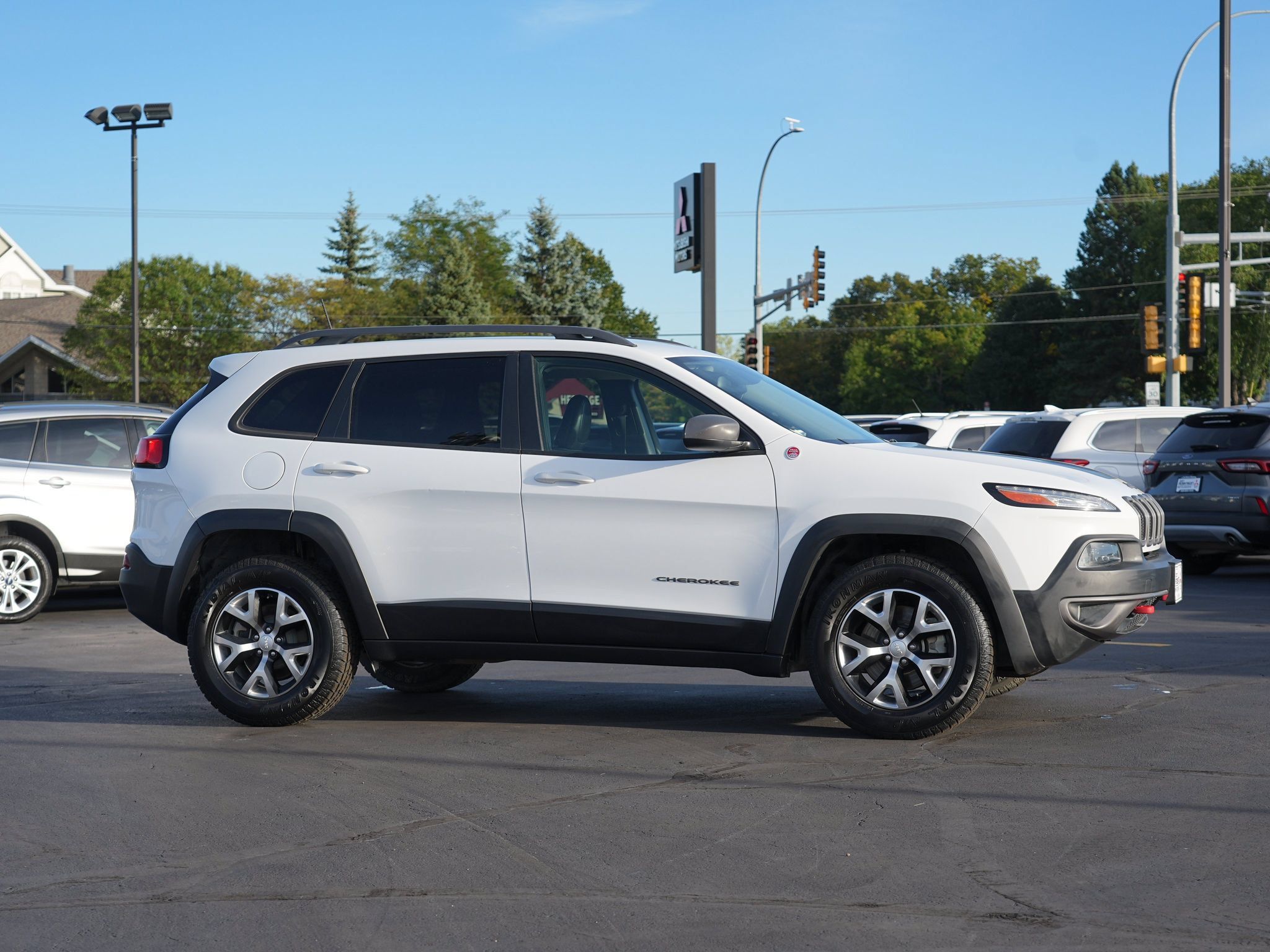 Used 2017 Jeep Cherokee Trailhawk AWD/4WD image 2