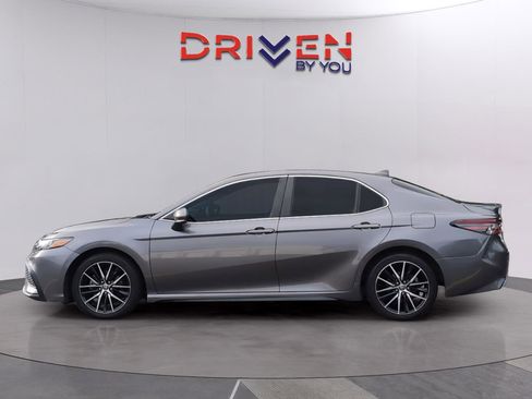 Used 2021 Toyota Camry SE w/ Convenience Package FWD image 2