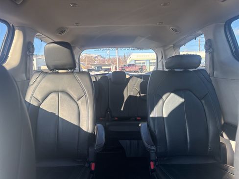 Used 2021 Chrysler Pacifica Touring-L image 25