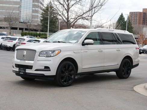 Used 2022 Lincoln Navigator L Reserve w/ Equipment Group 201A image 3