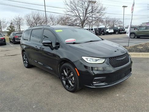Used 2023 Chrysler Pacifica Touring-L w/ S Appearance Package image 3