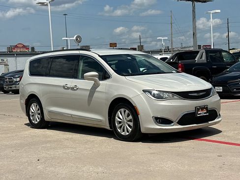 Used 2017 Chrysler Pacifica Touring-L FWD image 8