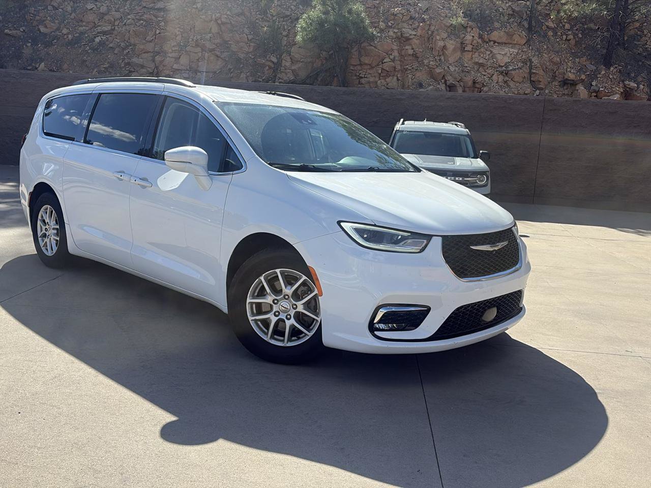 Used 2022 Chrysler Pacifica Touring-L FWD image 2