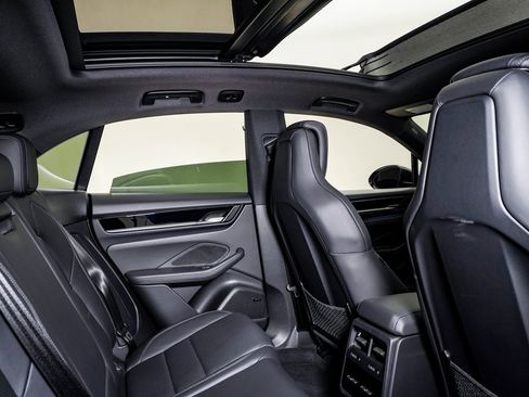 Certified 2025 Porsche Macan Electric image 16