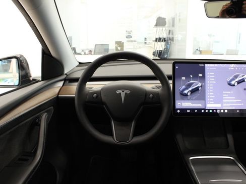 Used 2024 Tesla Model Y Long Range RWD image 21