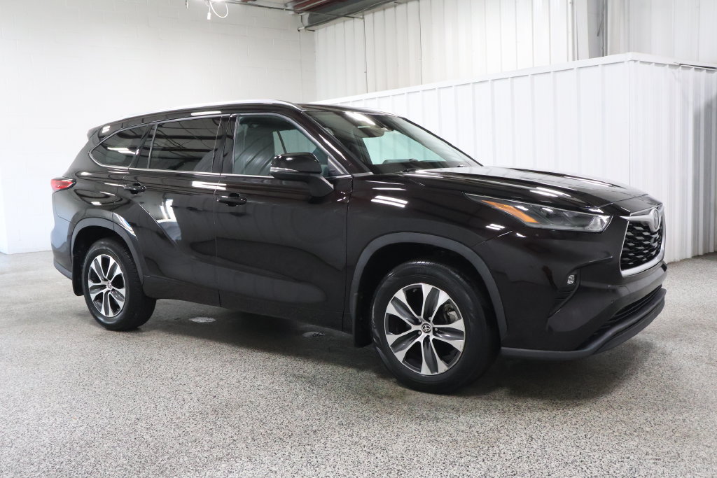 Used 2021 Toyota Highlander XLE AWD/4WD image 2