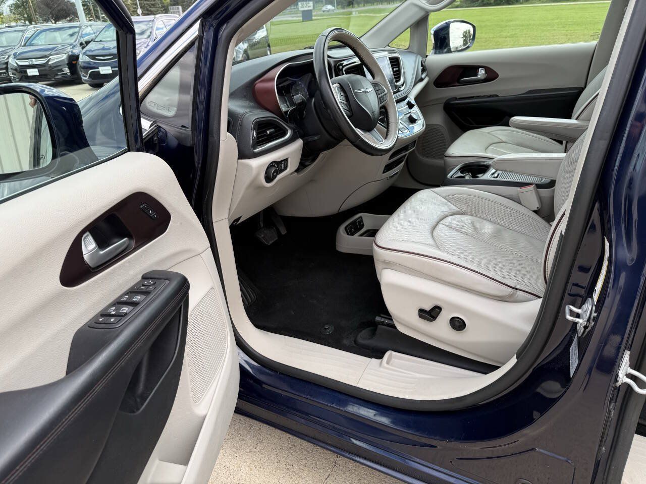 Used 2017 Chrysler Pacifica Limited w/ UConnect Theater Package FWD image 5