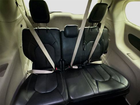 Used 2023 Chrysler Pacifica Touring-L image 26