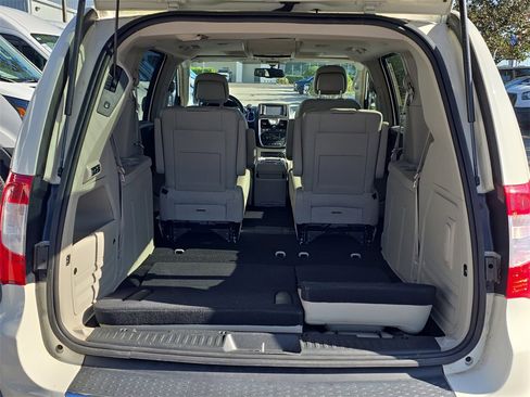 Used 2012 Chrysler Town & Country Touring-L w/ Premium Group image 8