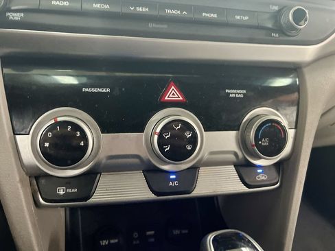 Used 2019 Hyundai Elantra SE FWD image 15