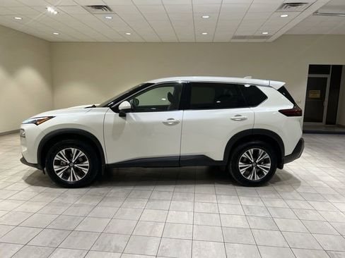 Used 2021 Nissan Rogue SV image 2