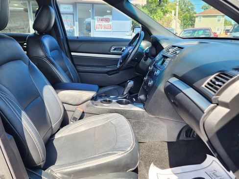 Used 2019 Ford Explorer XLT FWD image 18