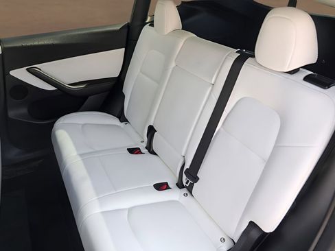 Used 2022 Tesla Model Y Long Range AWD/4WD image 19