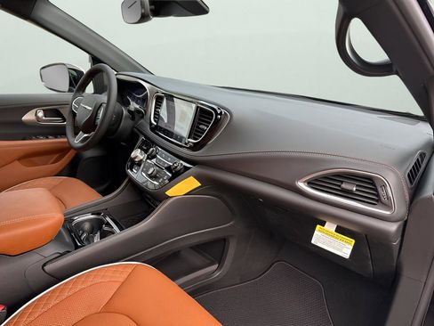 New 2026 Chrysler Pacifica Pinnacle image 14