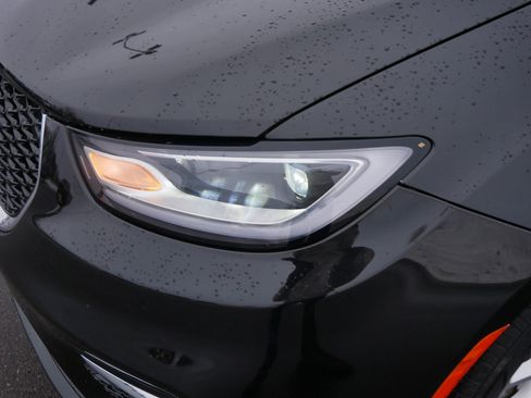 Used 2023 Chrysler Pacifica Touring image 15