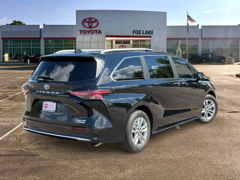 Used 2023 Toyota Sienna Limited FWD image 5