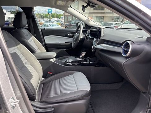 Used 2025 Chevrolet Trax LT FWD image 16