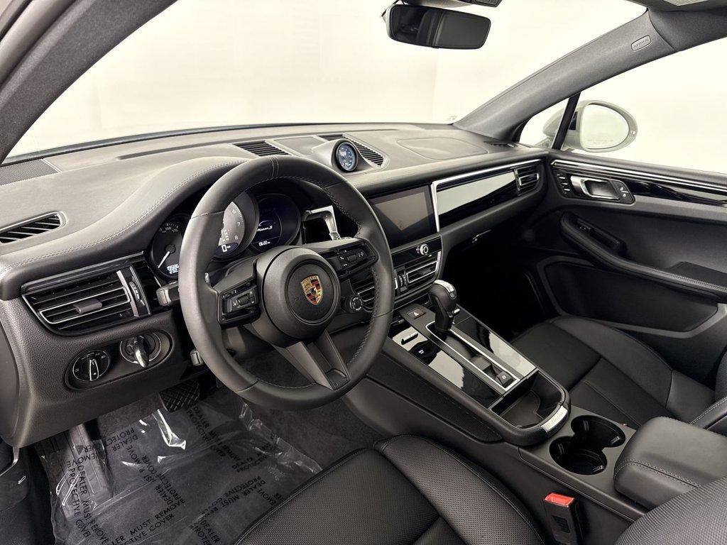 Certified 2025 Porsche Macan S AWD/4WD image 4