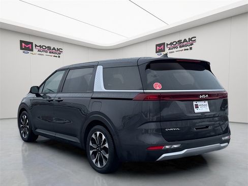 Used 2024 Kia Carnival EX image 5