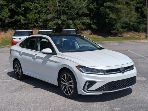Used 2025 Volkswagen Jetta SE w/ Sunroof Package FWD image 11