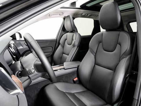 Used 2022 Volvo XC60 B5 Momentum w/ Advanced Package image 5