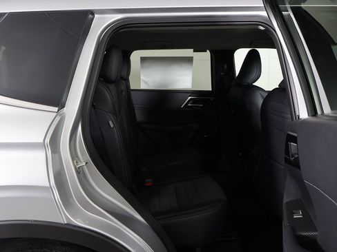 New 2025 Mitsubishi Outlander SE image 32