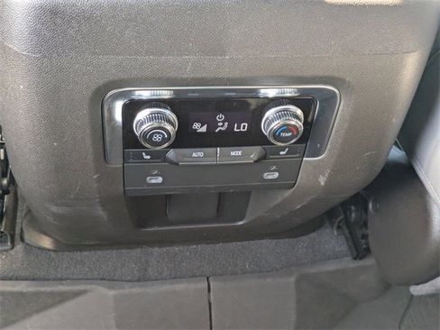Used 2023 GMC Yukon SLT w/ SLT Luxury Package image 17