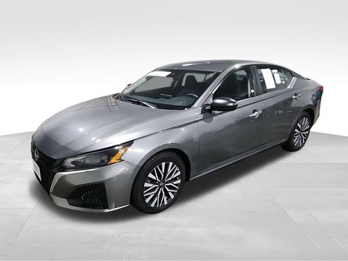 Used 2024 Nissan Altima 2.5 SV FWD image 4