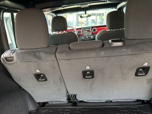 Used 2023 Jeep Wrangler Unlimited Rubicon w/ Cold Weather Group AWD/4WD image 14