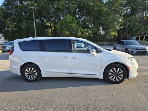 Used 2022 Chrysler Pacifica Limited w/ Uconnect Theater Family Group FWD image 3