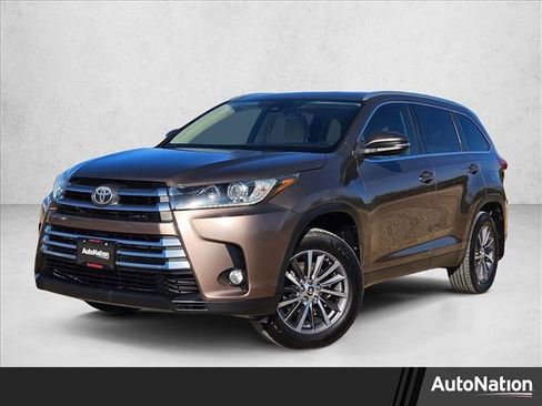 Used 2019 Toyota Highlander XLE image 1