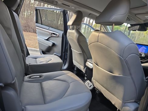 Used 2024 Toyota Highlander LE image 11