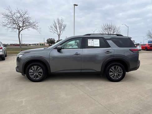 Used 2024 Nissan Pathfinder SV image 2
