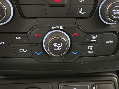 Used 2022 Jeep Renegade Latitude AWD/4WD image 17