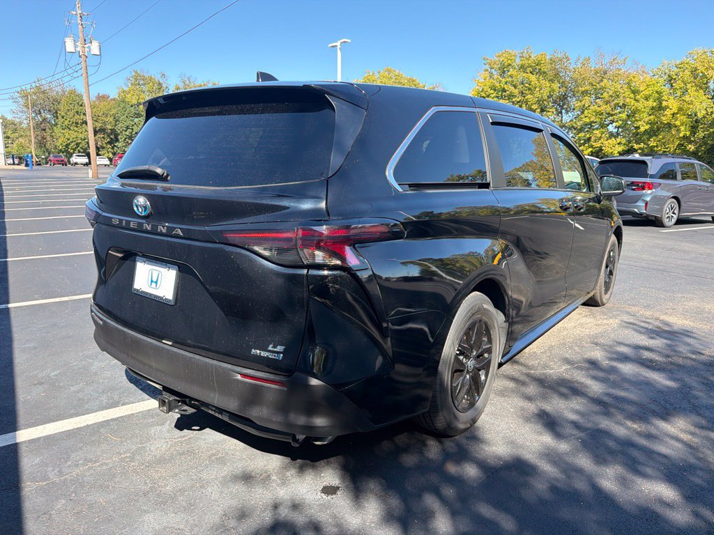 Used 2023 Toyota Sienna LE FWD image 5