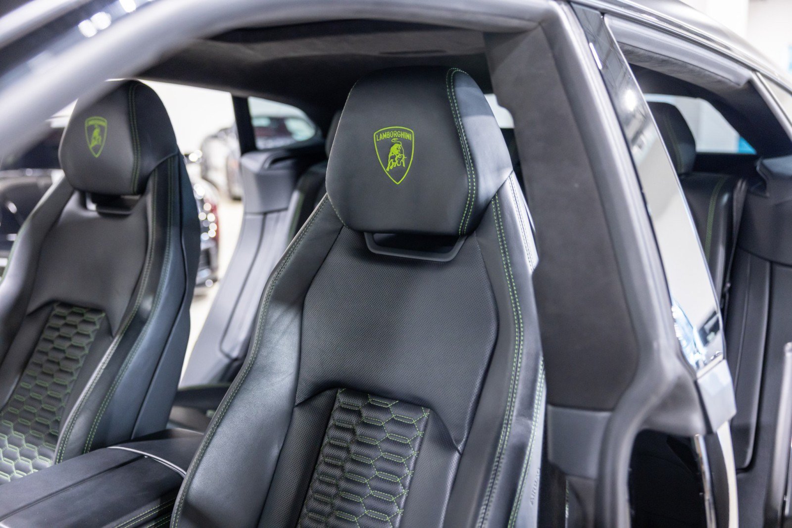 Used 2022 Lamborghini Urus AWD/4WD image 42