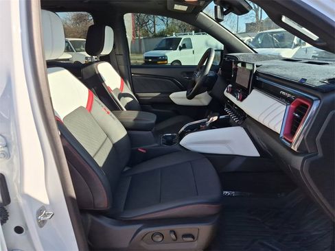 Used 2024 GMC Canyon AT4X image 25