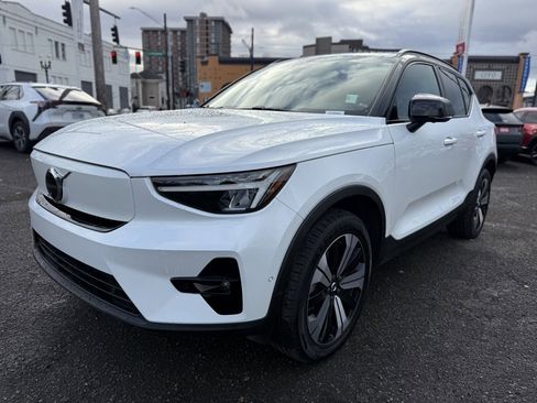 Used 2023 Volvo XC40 Recharge Plus image 4