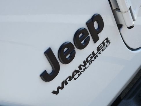 Used 2022 Jeep Wrangler Unlimited Sahara AWD/4WD image 18