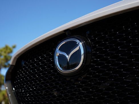 New 2026 MAZDA MAZDA3 Hatchback w/Premium Plus Pkg image 2