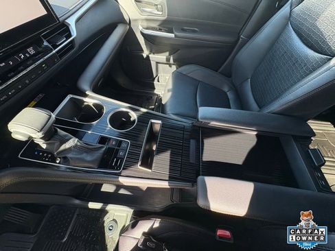Used 2025 Toyota Sienna XLE Woodland Edition image 19