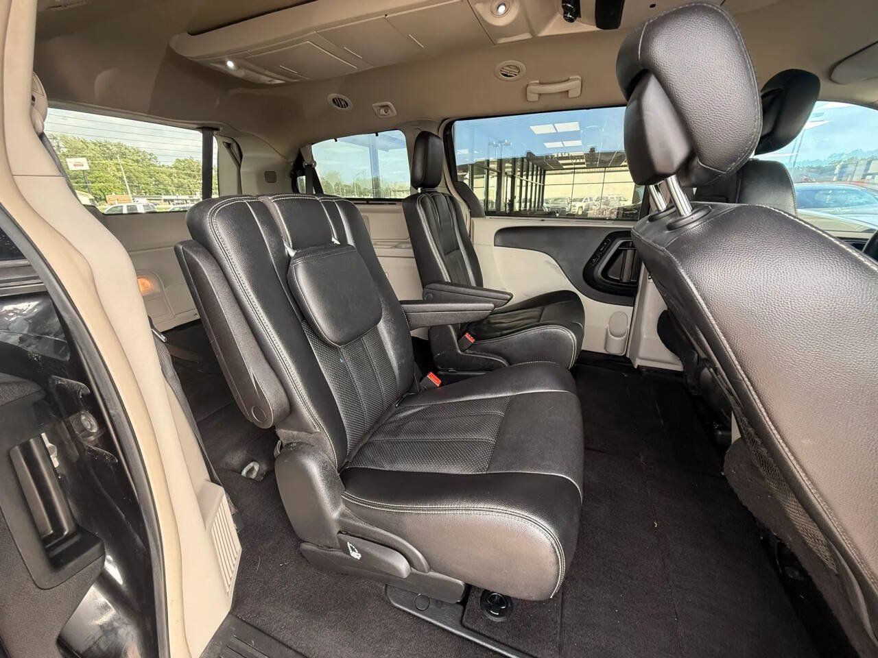 Used 2015 Chrysler Town & Country Touring-L w/ Driver Convenience Group FWD image 21