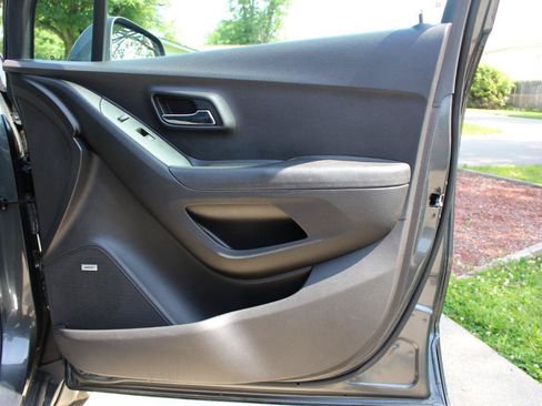 Used 2018 Chevrolet Trax LT w/ Sun & Sound Package AWD/4WD image 37
