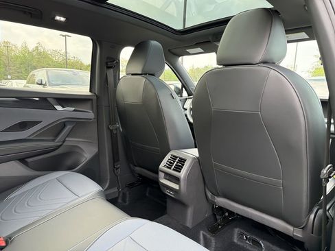 New 2026 Volkswagen Tiguan SE R-Line FWD image 17