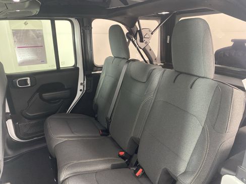 Used 2025 Jeep Wrangler Willys image 29