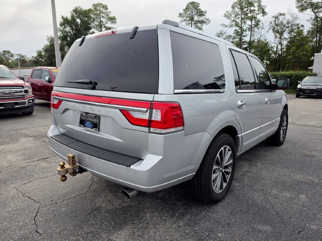 Used 2017 Lincoln Navigator Select RWD image 3