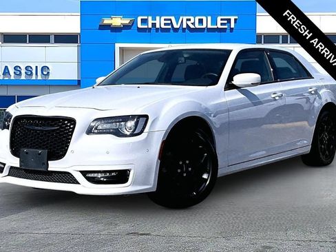 Used 2023 Chrysler 300 Touring L w/ Comfort Group AWD/4WD image 2